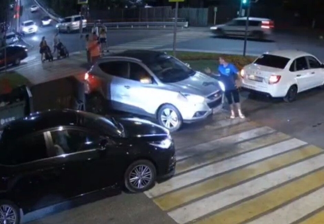 <i>Припарковавший на зебре в Ставрополе 53-летний автохам заплатит три штрафа</i>