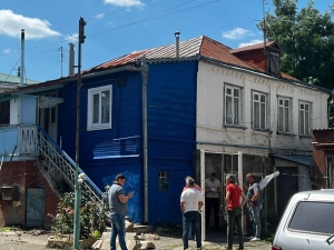 Власти в Ставрополе помогли восстановить лестницу в доме 1915 года для трех пенсионерок