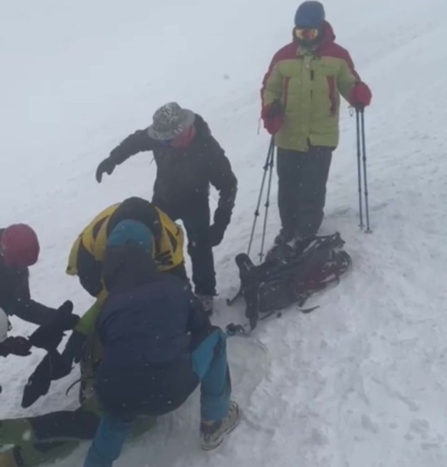 <i>Со склона Эльбруса спасатели эвакуировали тело погибшего альпиниста из Рязанской области</i>