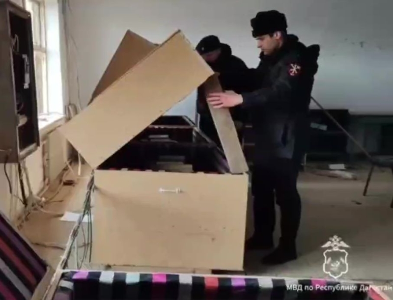 В Кизилюрте полиция изъяла 300 аппаратов на незаконной майнинг-ферме