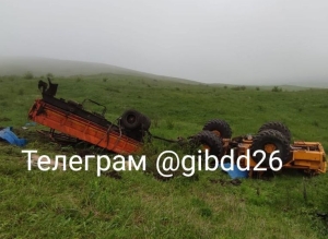 В перевернувшемся тракторе на Ставрополье погибли два человека
