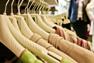 Одежда покупается, несмотря на пребывание людей дома
