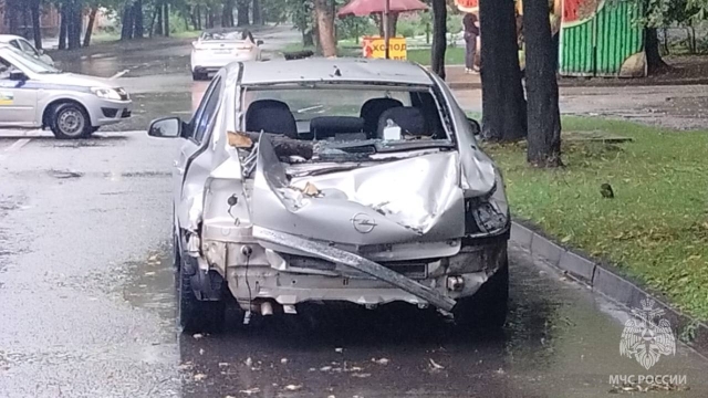 <i>Во Владикавказе спасли травмированного в машине из-за ливня мужчину</i>
