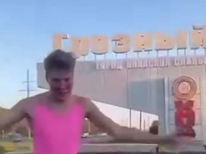 На фоне стелы в Грозном парень станцевал в розовом платье