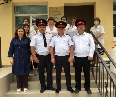 Казаки села Калиновского поздравили врачей с профессиональным праздником