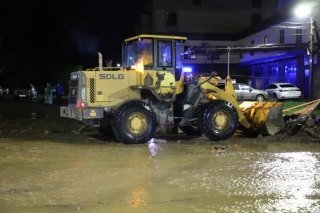 На улице Владикавказа ликвидируют крупную утечку воды