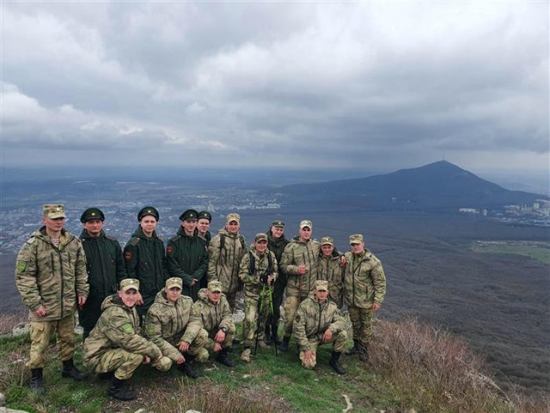Военнослужащие Северо-Кавказского округа Росгвардии совершили восхождение на гору Бештау