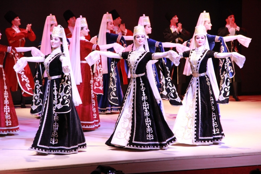 Государственный ансамбль Адыгеи «Нальмэс» представил ставропольцам традиции черкесского танца