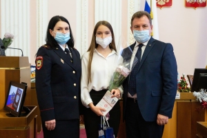 Юные ставропольцы получили первые паспорта из рук Ивана Ульянченко