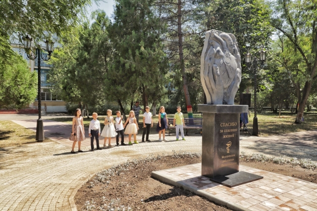 <i>В Невинномысске состоялось открытие памятного знака «Медицинским работникам»</i>