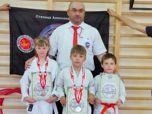 В Черкесске на соревнованиях по каратэ александрийские казачата  завоевали полный комплект медалей