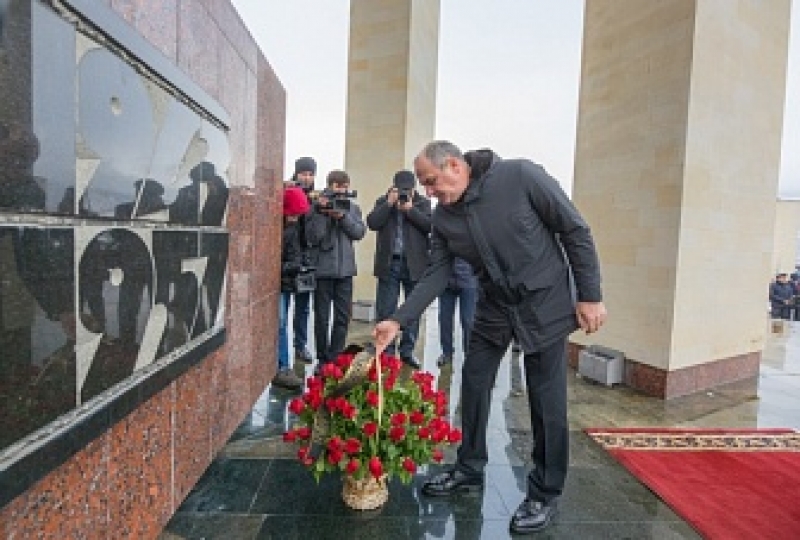 Глава КЧР принял участие в траурном митинге, посвященном 76-й годовщине депортации карачаевского народа