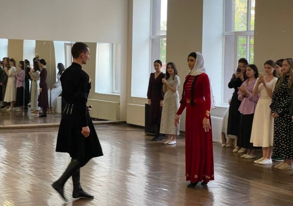 Абазины и адыги провели совместный танцевальный вечер в городе Ставрополе