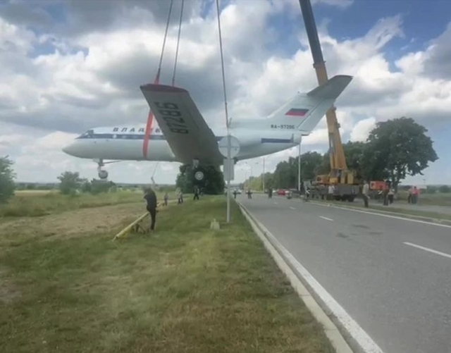 <i>На въезде в аэропорт Владикавказа устанавливают самолет Як-40</i>