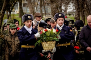 В Невинномысске возложили цветы к памятнику Неизвестному солдату