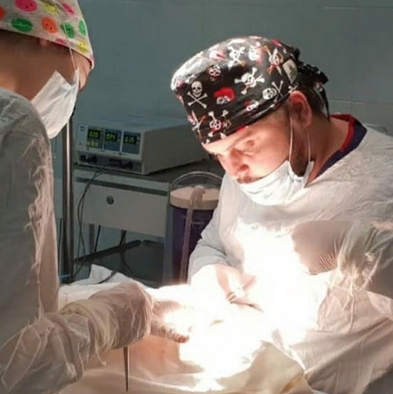 Операцию провел заведующий отделением челюстно-лицевой хирургии РДКБ Умар Осмаев 