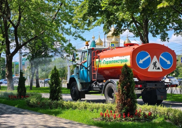 <i>Полив газонов и клумб усилили в Ставрополе из-за сильной жары</i>