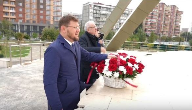 Мэр Махачкалы и участники «Порт-Петровских уроков» возложили цветы к памятнику русской учительнице