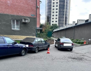 В Пятигорске лихач умудрился сбить 72-летнюю женщину во дворе дома