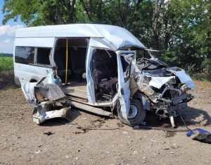 На Ставрополье при столкновении микроавтобуса и грузовика погиб человек