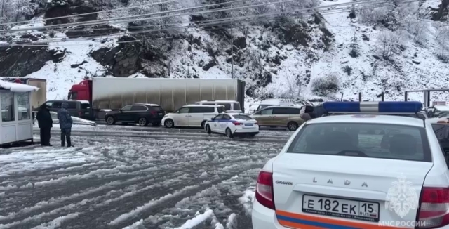 <i>В Северной Осетии у границы с Грузией скопилось 300 машин</i>