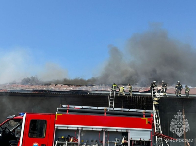 <i>В селении КБР начали тушить крупный пожар в строительном магазине</i>