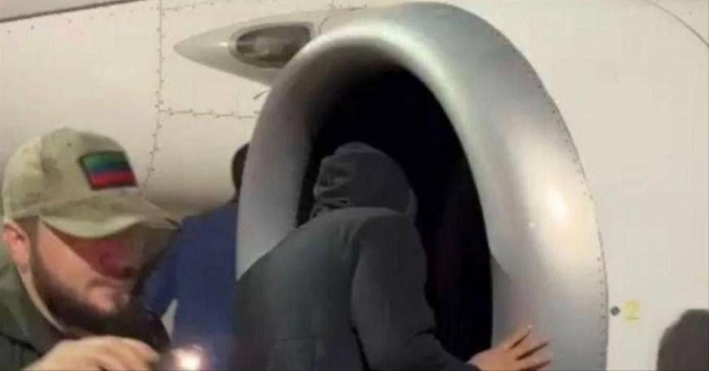 <i>Знаменитый кадр с поиском евреев в турбине самолета во время беспорядков в аэропорту Махачкалы</i>