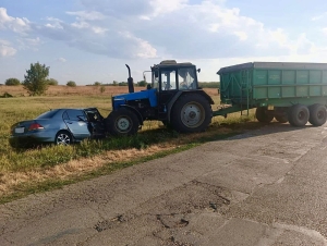 В Новоалександровске после столкновения с трактором водитель легковушки попал в реанимацию