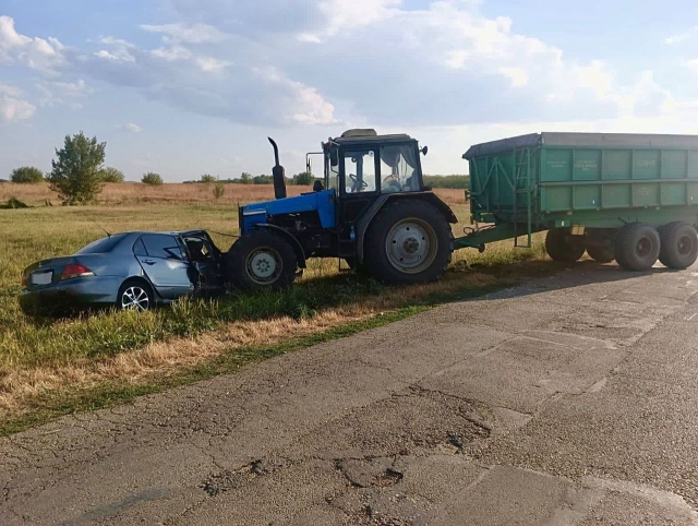 <i>В Новоалександровске после столкновения с трактором водитель легковушки попал в реанимацию</i>