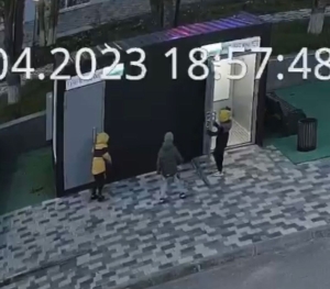 В Железноводске на Аллее Любви дети во время игры сломали дверь туалета