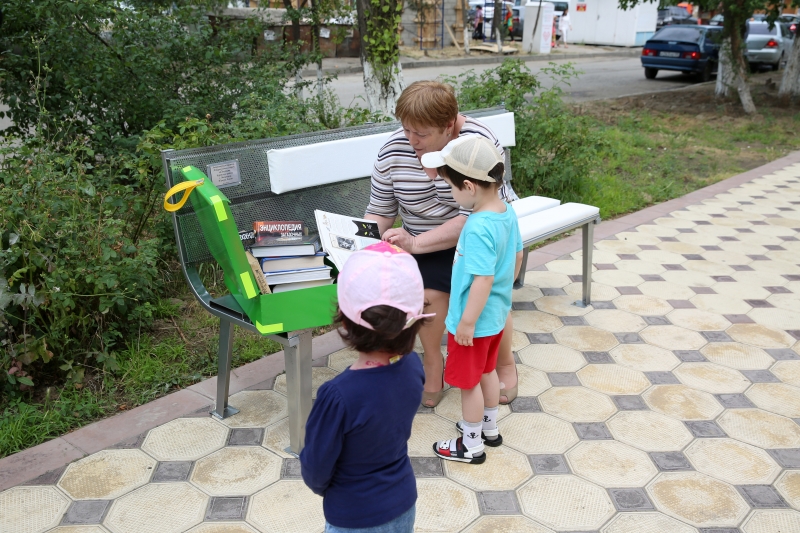 Литературная скамейка в библиотеке