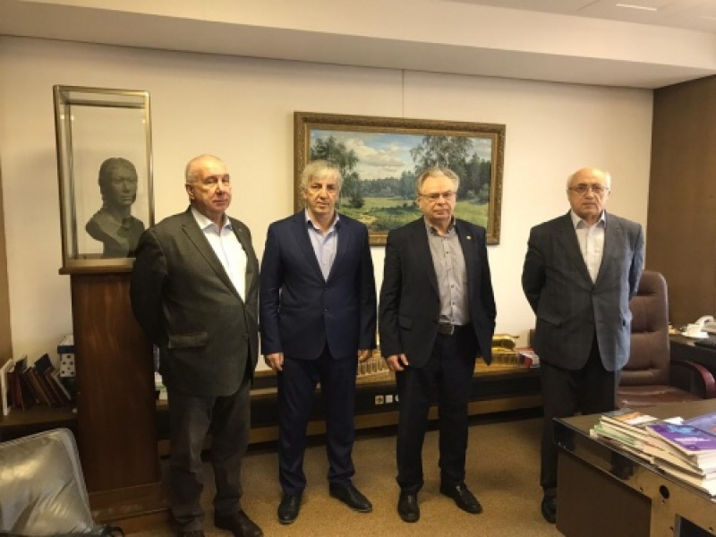 Хизри Абакаров (второй слева) встречается с учеными в Москве