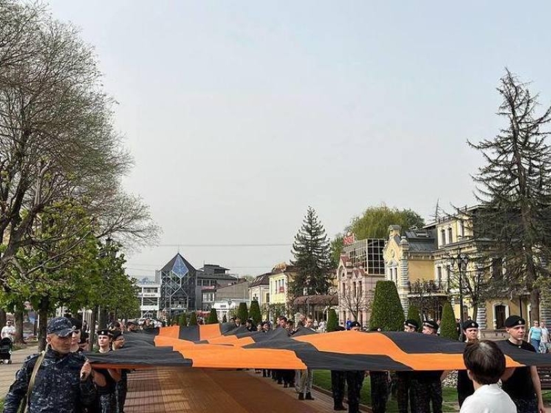 Кадеты развернули 25-метровую Георгиевскую ленту на Курортном бульваре Кисловодска