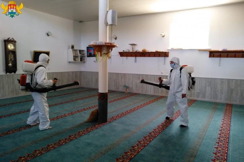 Работа по санобработке мечетей продолжается