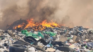 В Ингушетии не могут справиться с сильным пожаром на полигоне ТБО