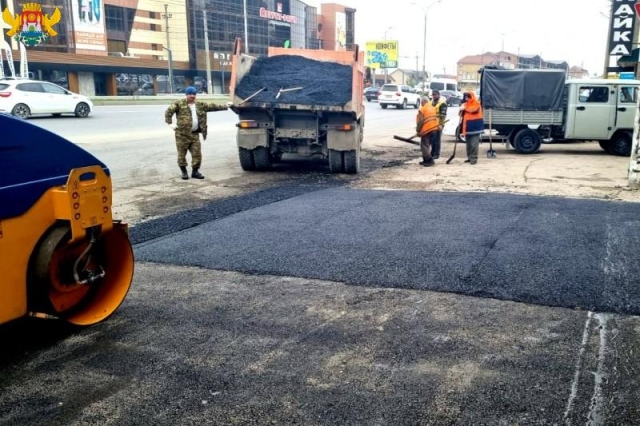 <i>На улицах Махачкалы продолжается ремонт повреждённых участков дорог</i>