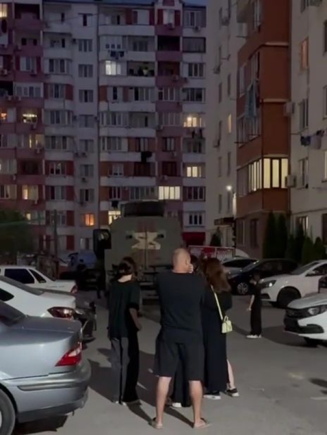 <i>В Каспийске террористы забаррикадировались и грозят взорвать многоэтажку</i>