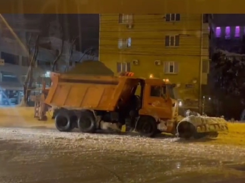Коммунальщики Ставрополя чистили улицы от снега всю ночь в авральном режиме