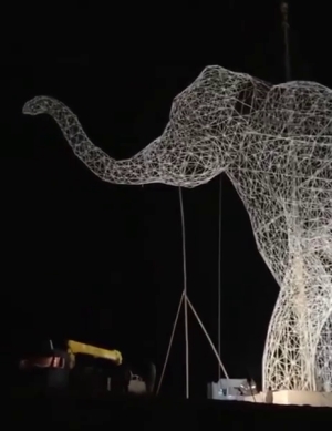 На подъезде к Ставрополю смонтировали гигантского слона