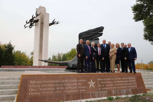 <i>Делегаты из Дагестана посетили мемориал «Белые журавли» в Узбекистане</i>