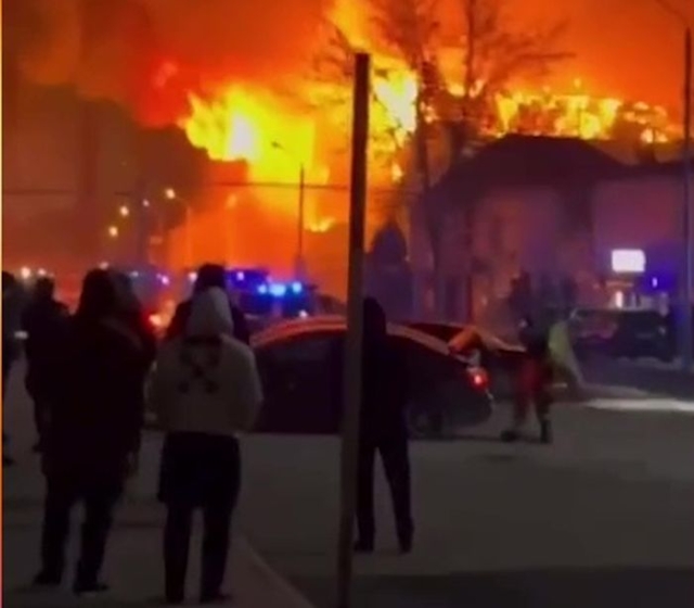 <i>Очевидцы сняли на видео сильный пожар в центре Грозного на рынке &quot;Беркат&quot;</i>