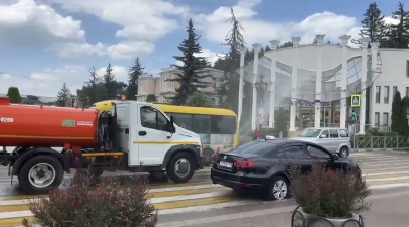 В Кисловодске во время жары в цикличном режиме производят аэрацию улиц и дорог
