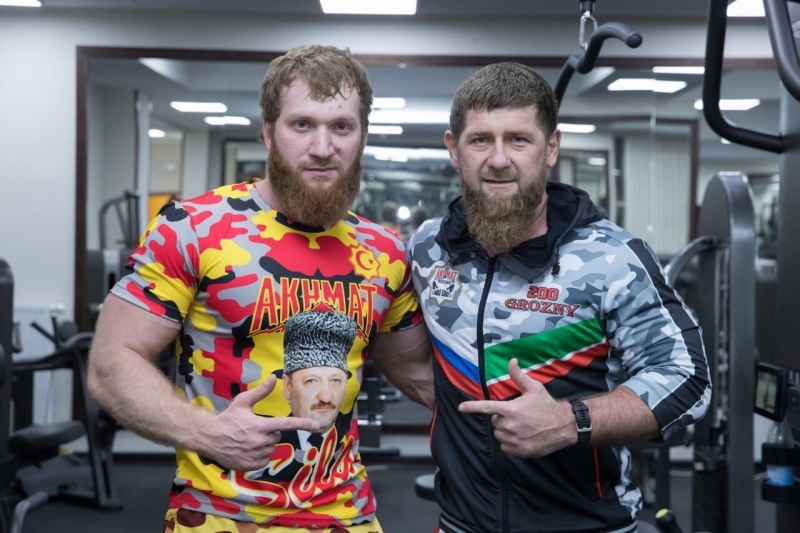 Глава Чечни увлеченно следит за боксерским поединками 