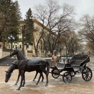 В Кисловодске установили ландо с двойкой лошадей