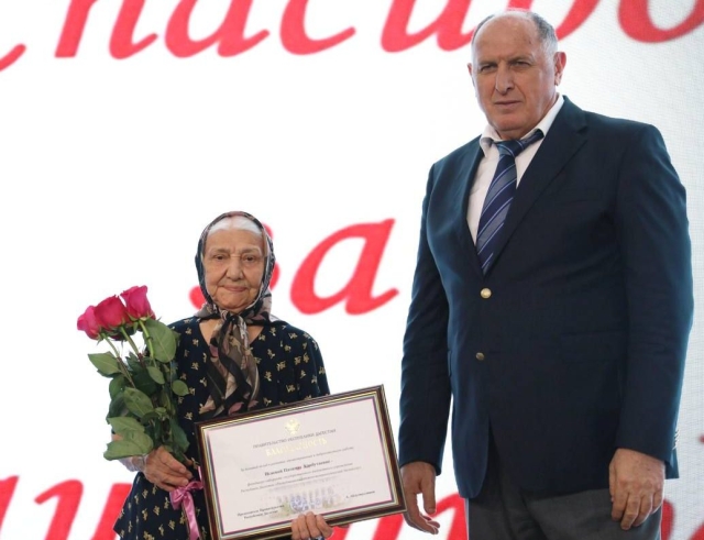 <i>В Махачкале накануне Дня медика наградили фельдшера с 67-летним стажем</i>
