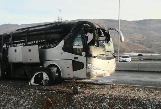 <i>На въезде в Кисловодск сгорел туристический автобус. Видео</i>