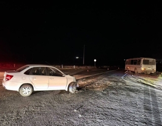 В Буденновске «Гранта» столкнулась с автобусом, пострадали два человека