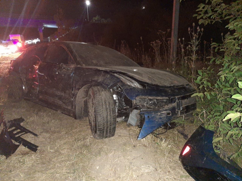 В Железноводске дерево огорчило въехавшего в него пьяного водителя на новой машине