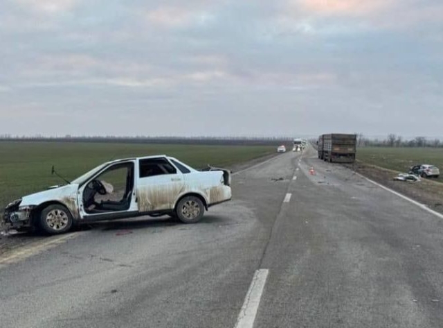 <i>На трассе Элиста-Ставрополь в тройном ДТП погиб один человек</i>