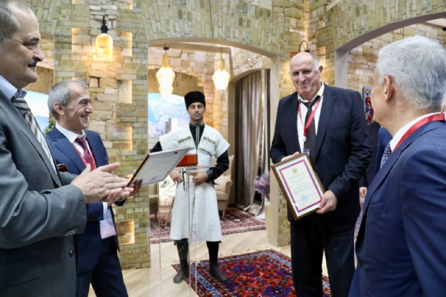 <i>В Грозном на полях КИФ наградили премьер-министра Дагестана</i>